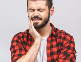 Man experiencing wisdom tooth pain in Castle Rock